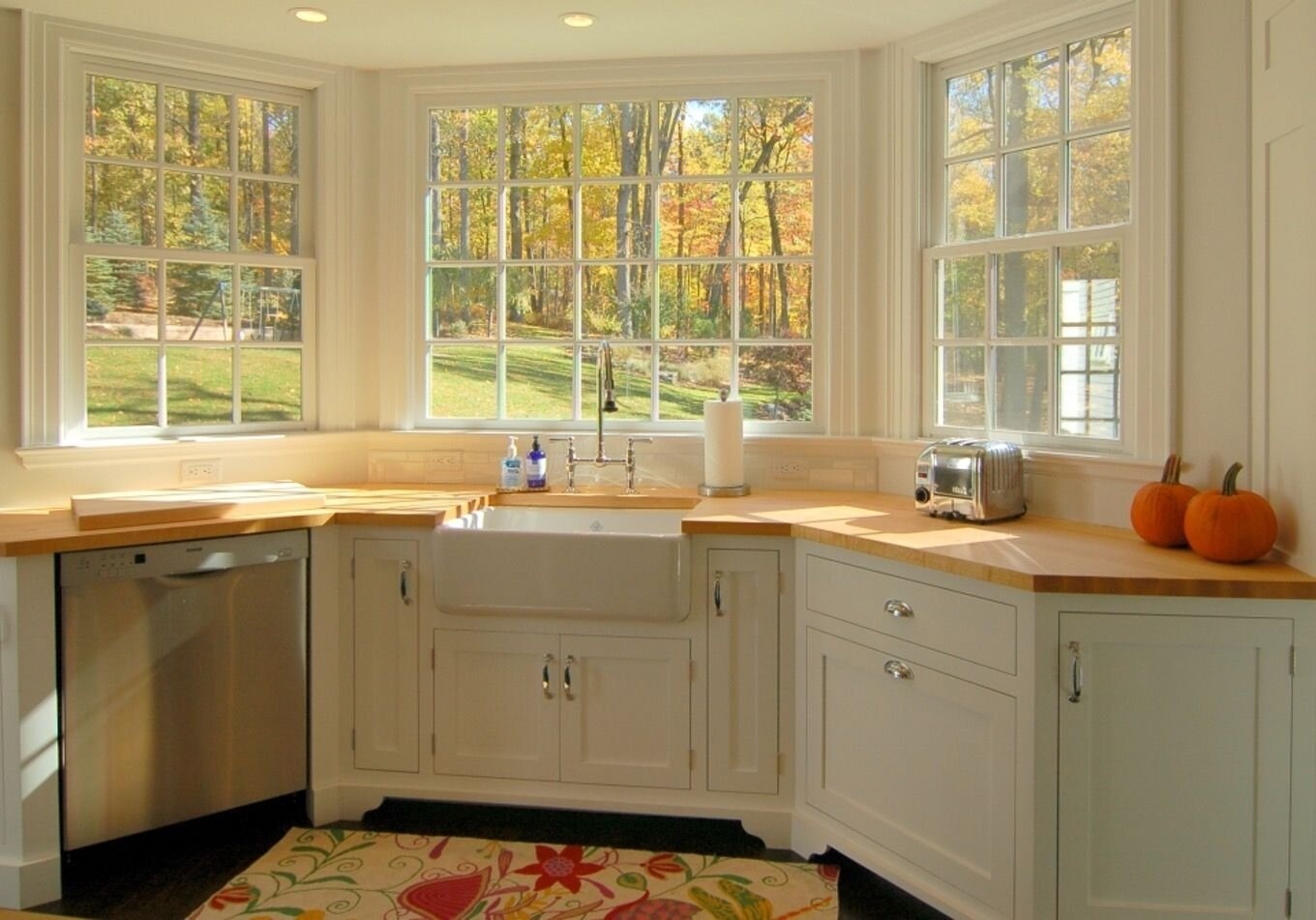Кухня мойка у окна дизайн. Кухня с эркером. Кухня с окном. Кухонный гарнитур с окном. Кухня с эркером в частном доме.