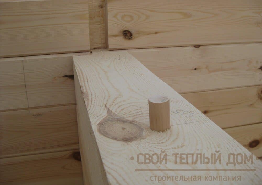 Сборка  сруба из бруса на деревянные нагеля